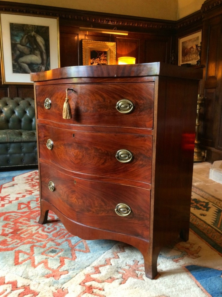 Старинный черный комод