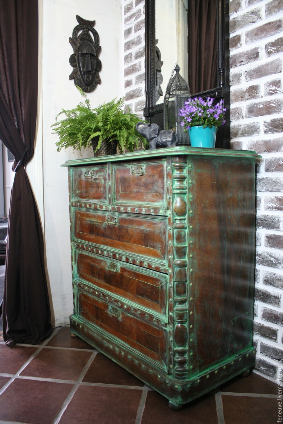 Старинный комод в интерьере