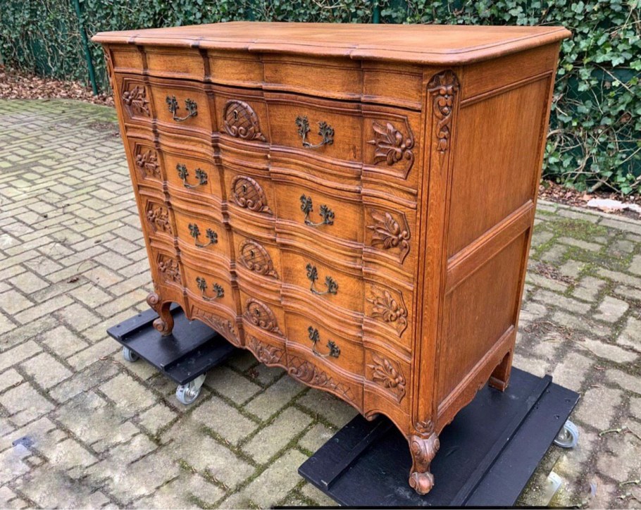 Старая коричневая мебель