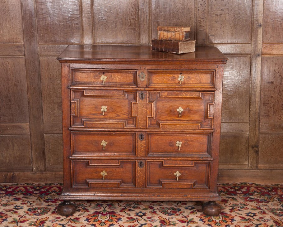 Старинный комод в интерьере гостиной