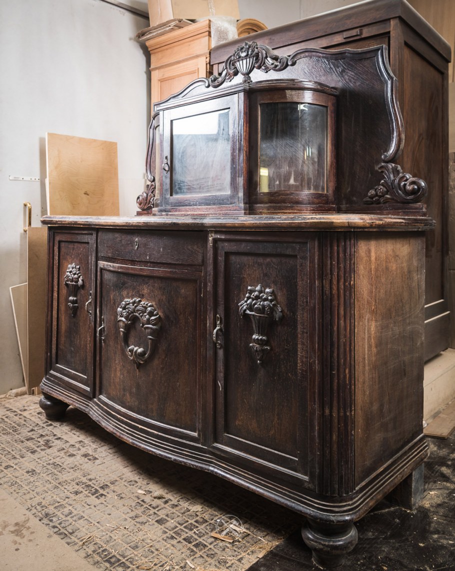 Старинный комод с резьбой