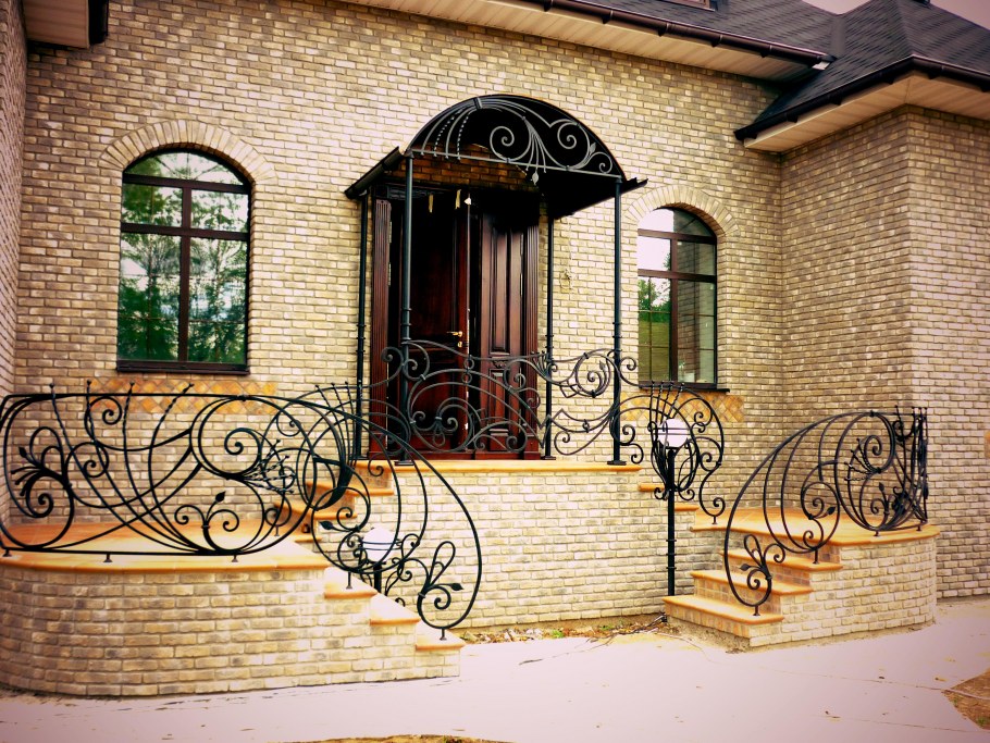 Полукруглый навес над крыльцом