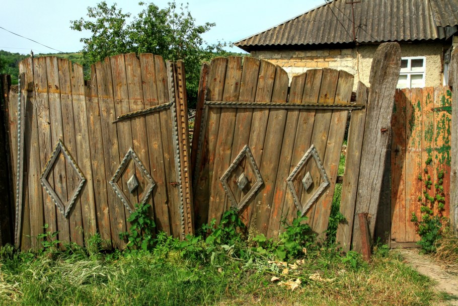 Старые деревянные ворота