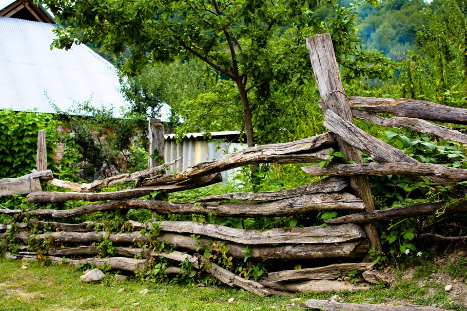 Старая деревянная изгородь