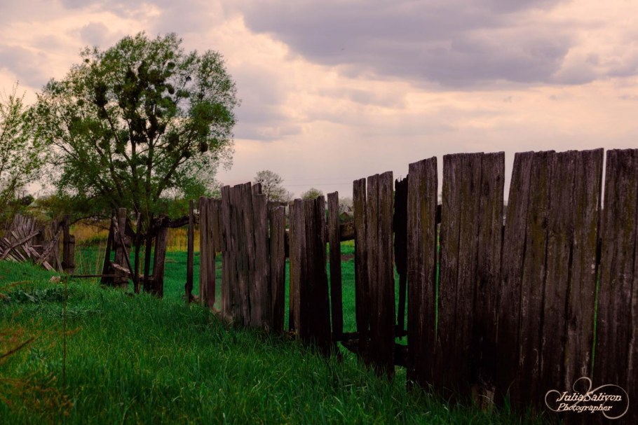 Забор в деревне