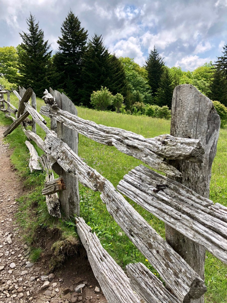 Забор в деревенском стиле