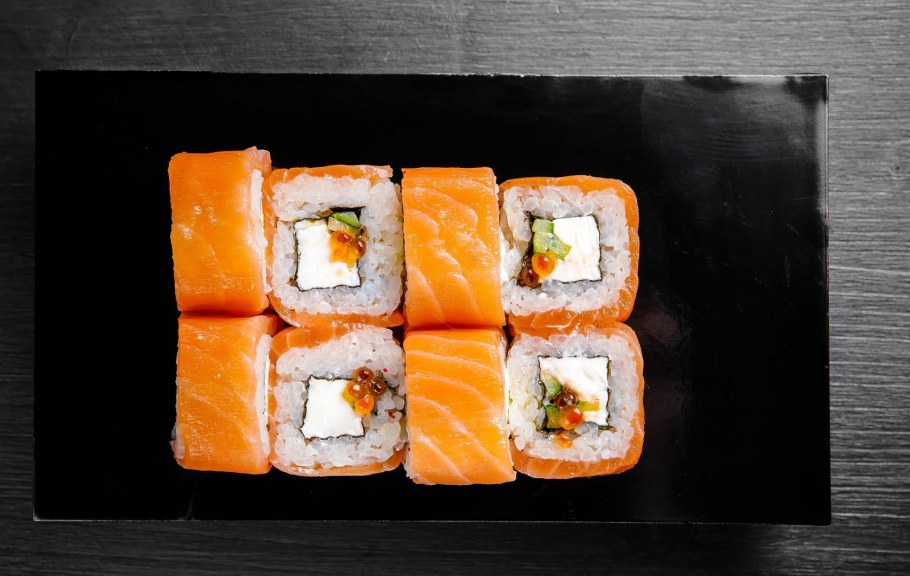 Ролл Филадельфия на черном фоне