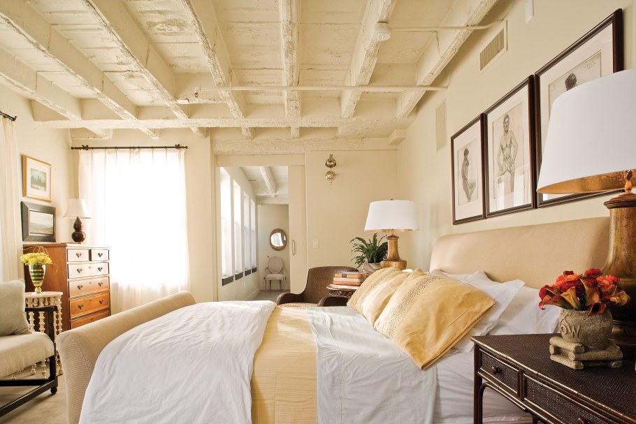 Потолок оклеенный обоями в спальне