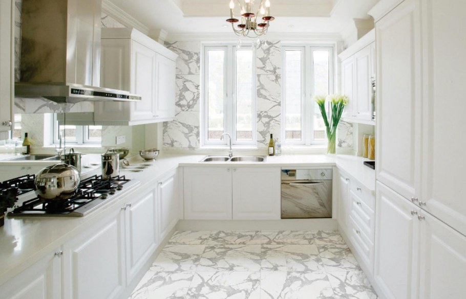 Кухня с фасадами под мрамор