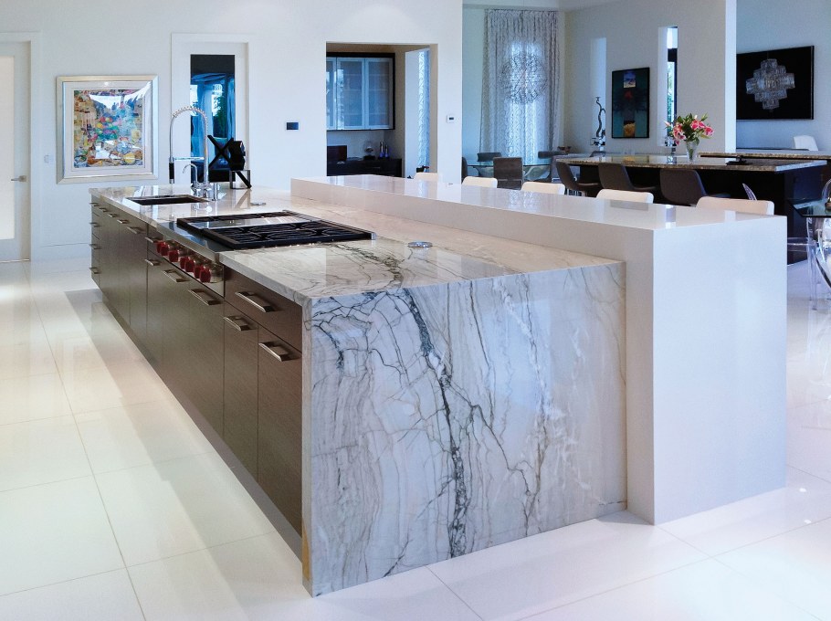 Кухня современная классика белая с мраморной столешницей