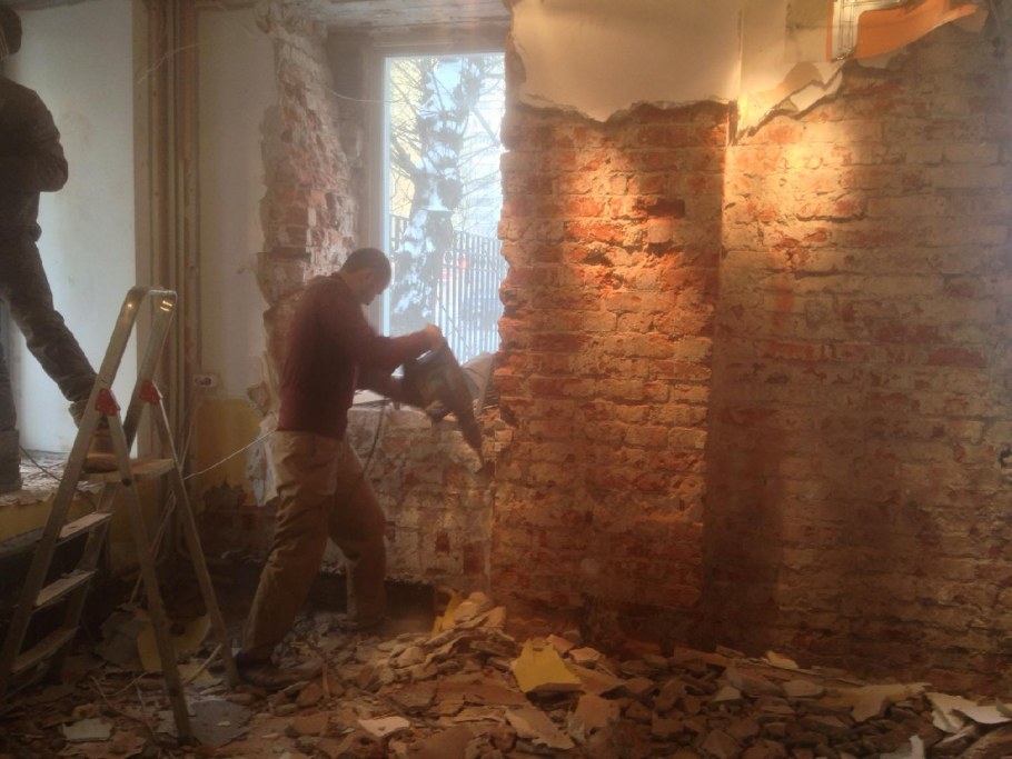 Демонтаж перегородок внутри здания
