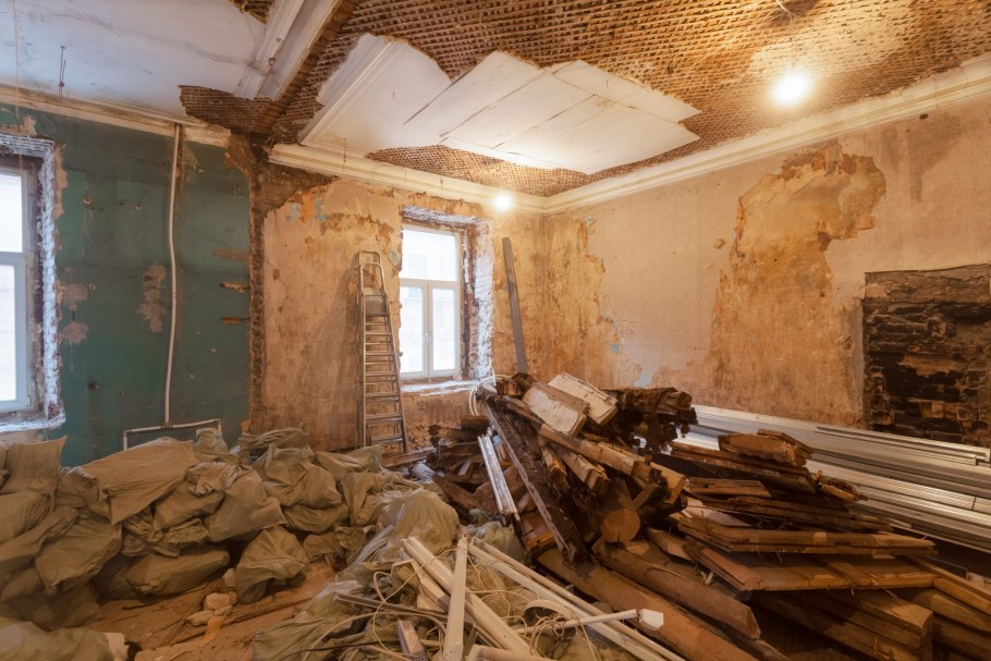 Демонтаж деревянных перегородок