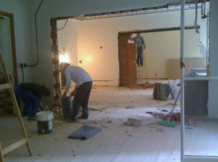 Ломает стену