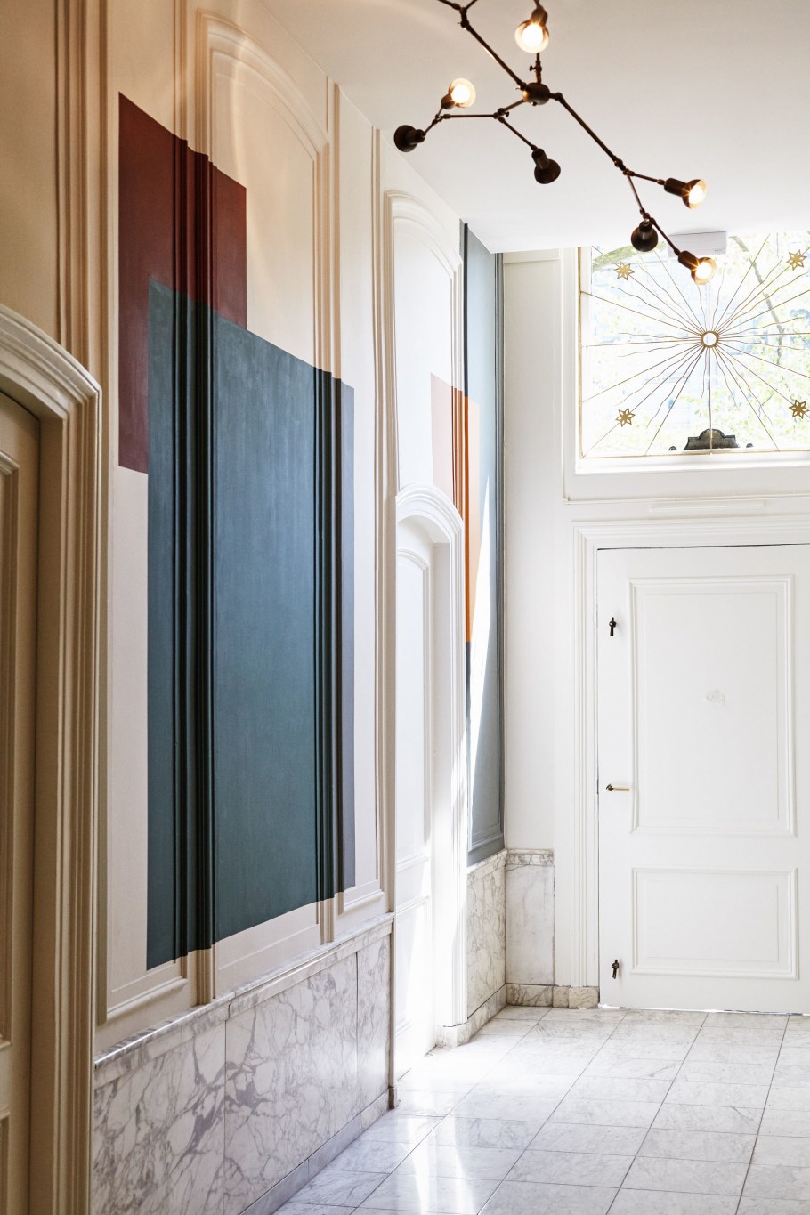 Лепнина на стене в прихожей