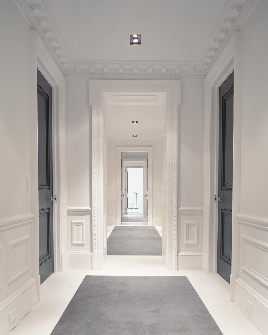 Коридор с молдингами на стенах