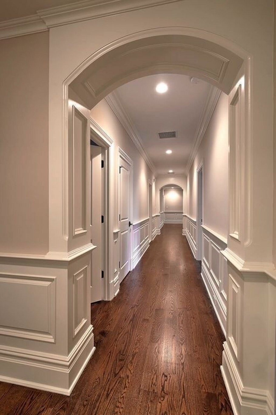 Коридор с молдингами на стенах