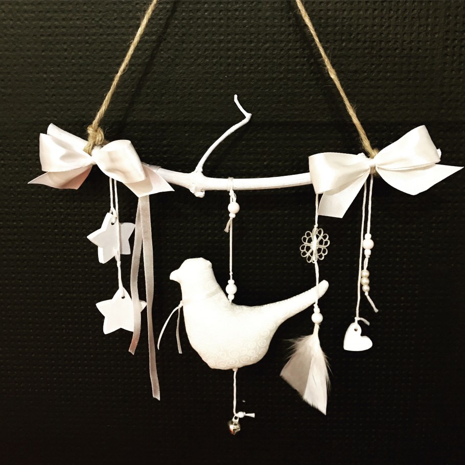 Новогодняя подвеска на ветке