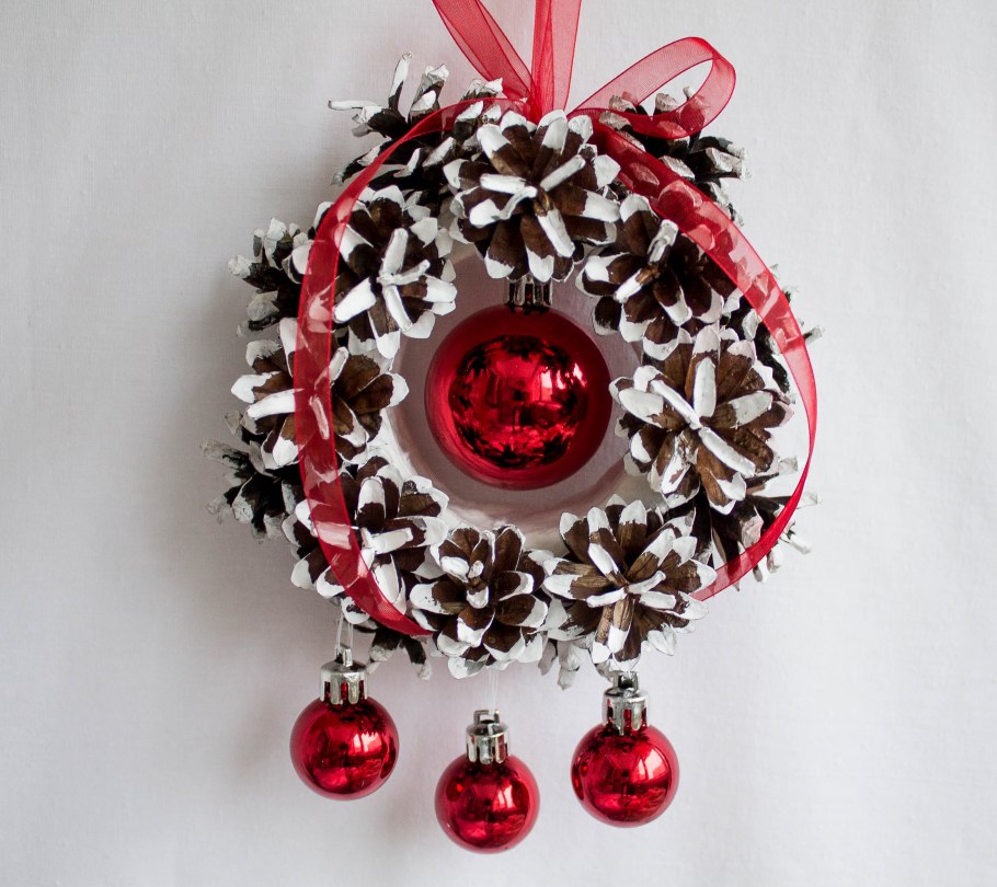 Новогодние подвески из шишек