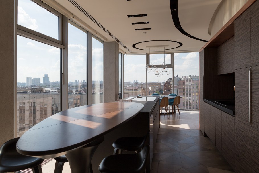 Интерьер с панорамными окнами