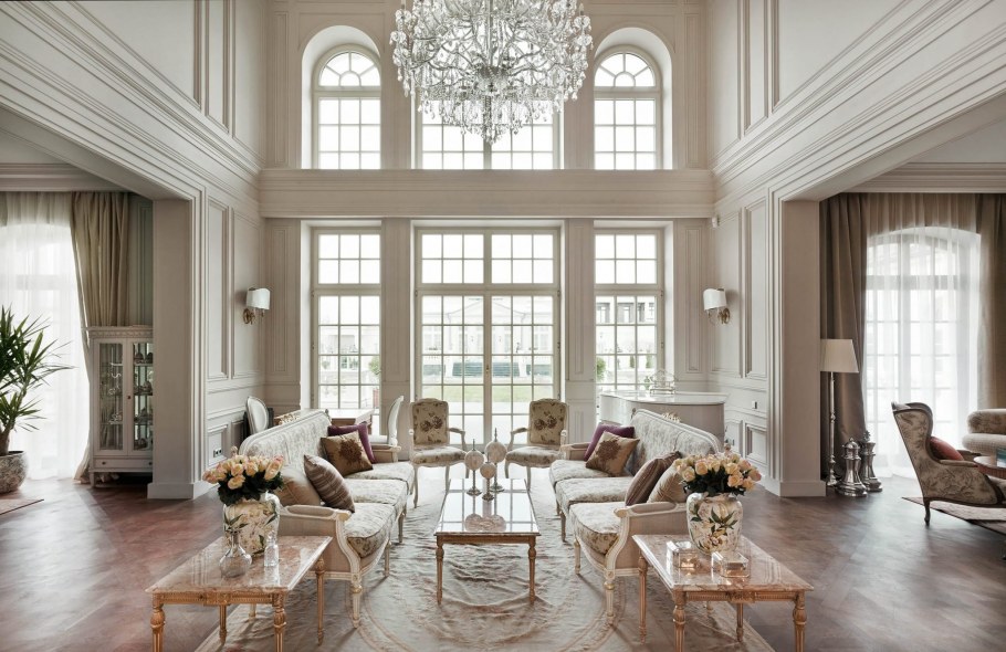 Интерьер с высоким потолком в классическом стиле