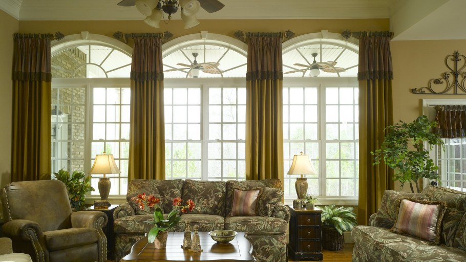 Гостиные с высокими арочными окнами