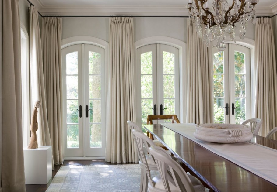 Шторы на витражные окна в гостиную