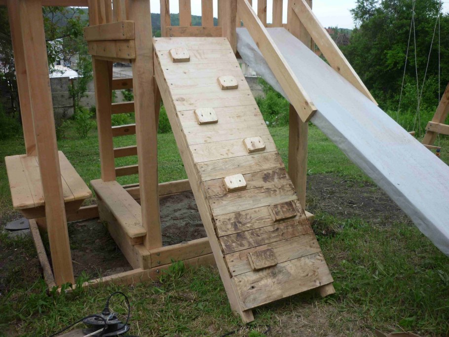 Горка из подручных материалов