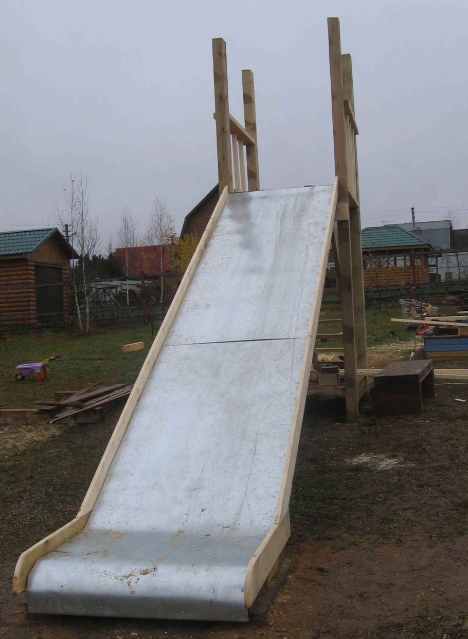 Деревянная горка для детей на даче
