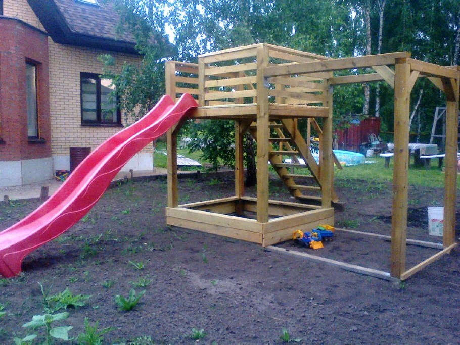 Детские домики с качелями и горкой для дачи