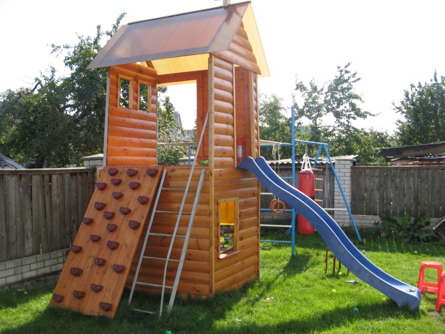 Детский домик с горкой из дерева