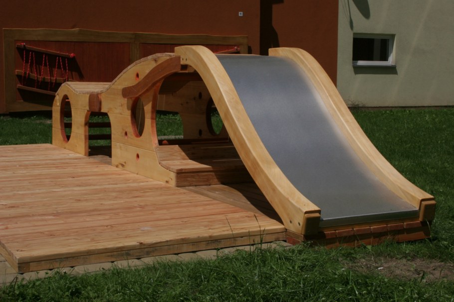 Деревянная горка на даче