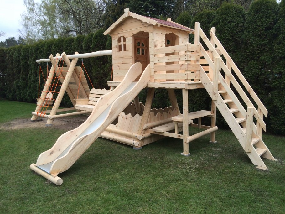 Детский деревянный домик с горкой