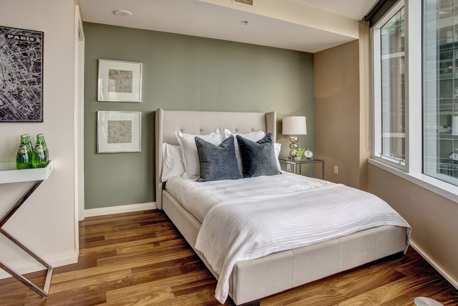 Спальня 12 кв.м кровать у окна