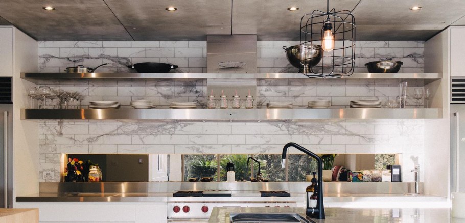 Кухонный фартук с полками