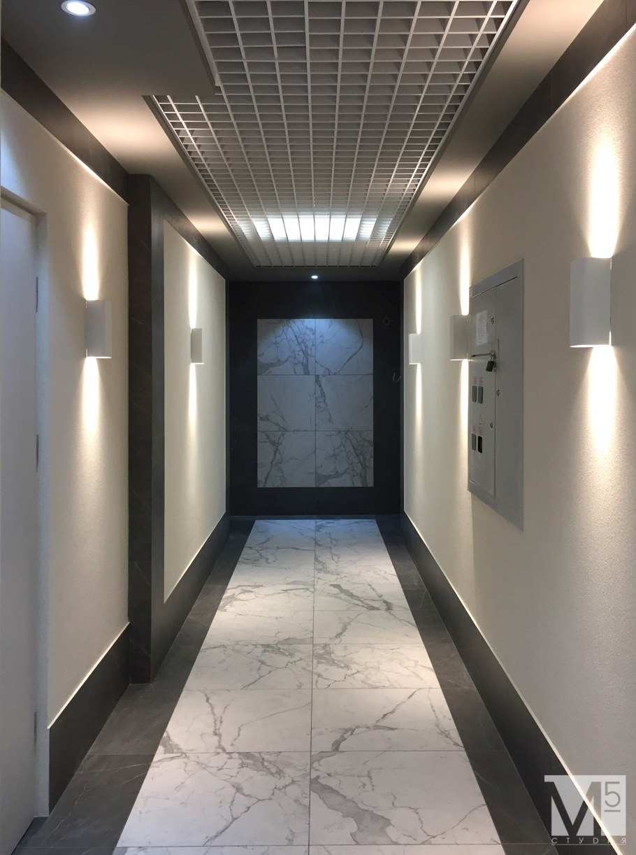 Потолок в подъезде современный