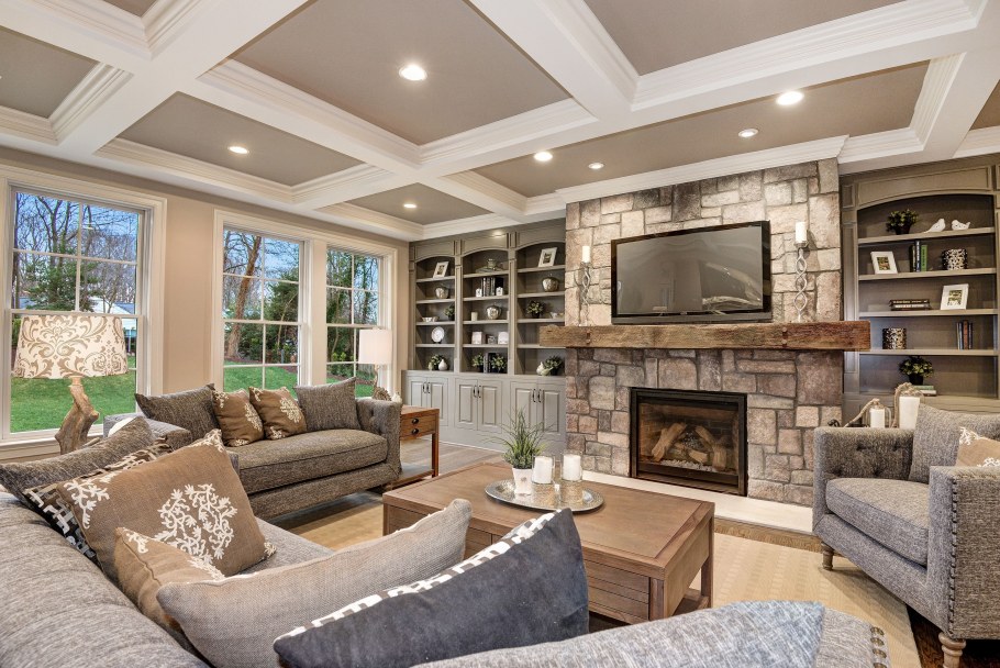 Камин в большой гостиной в доме