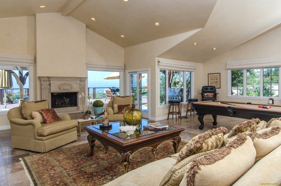 Большая гостиная с большим столом в частном доме