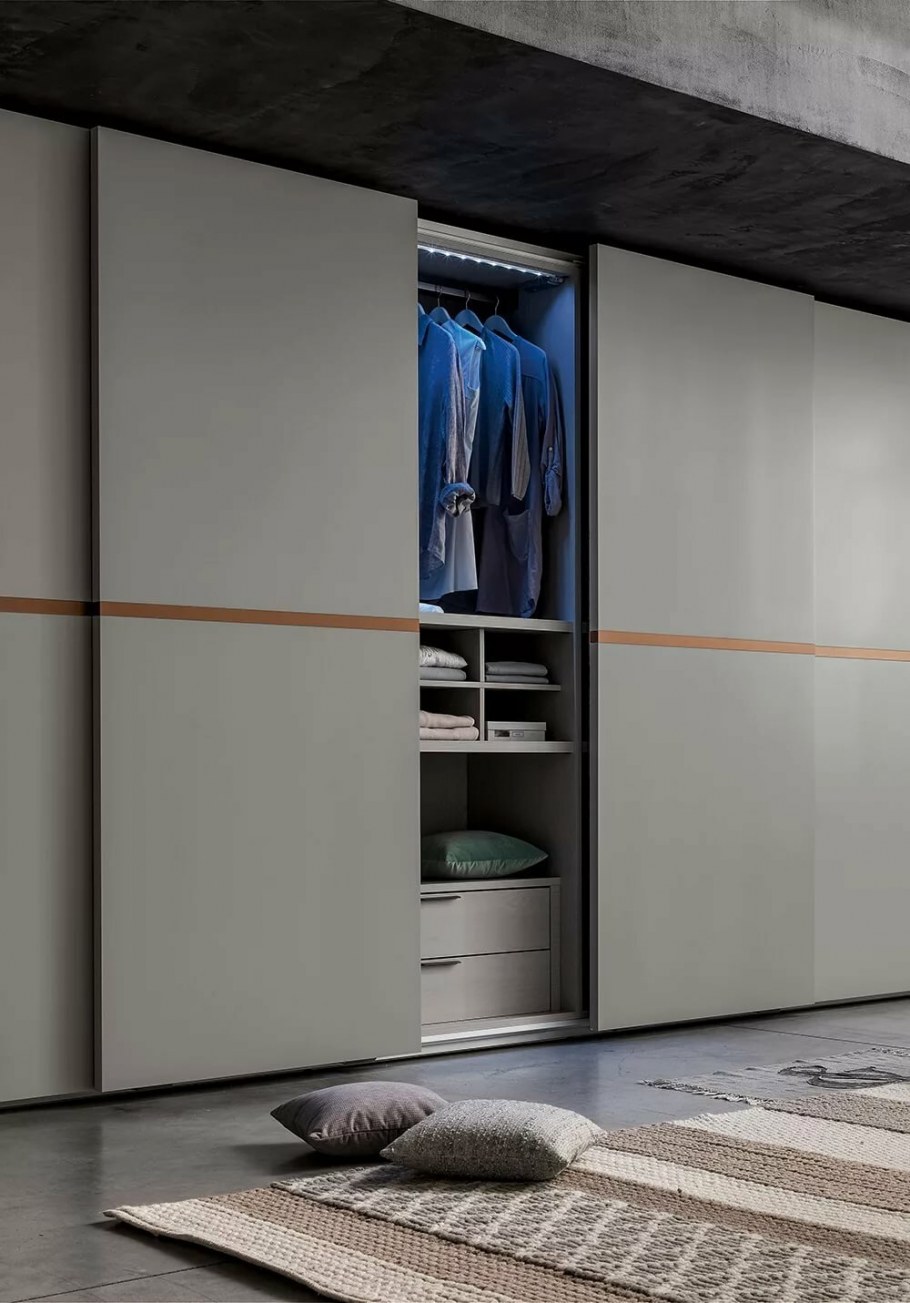 Современный встроенный шкаф