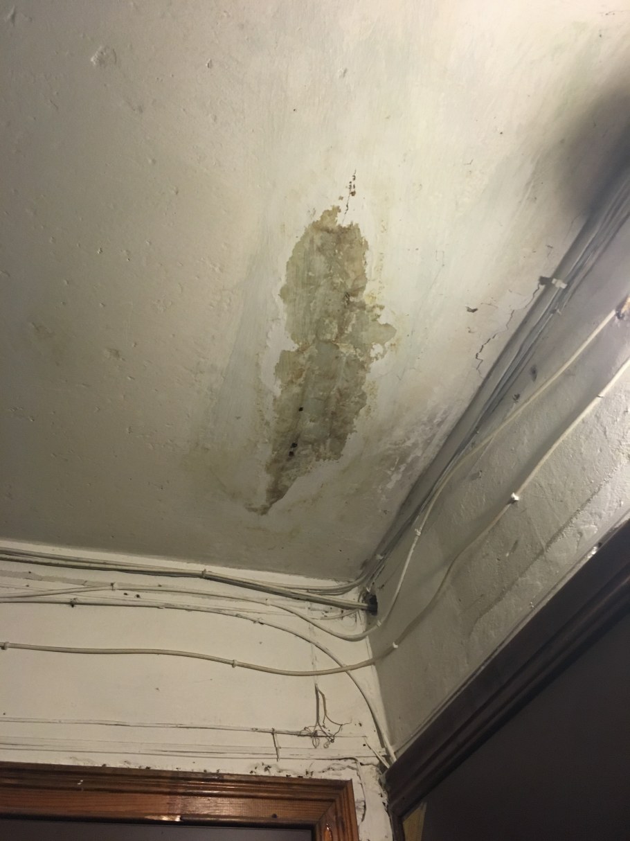 Потек потолок