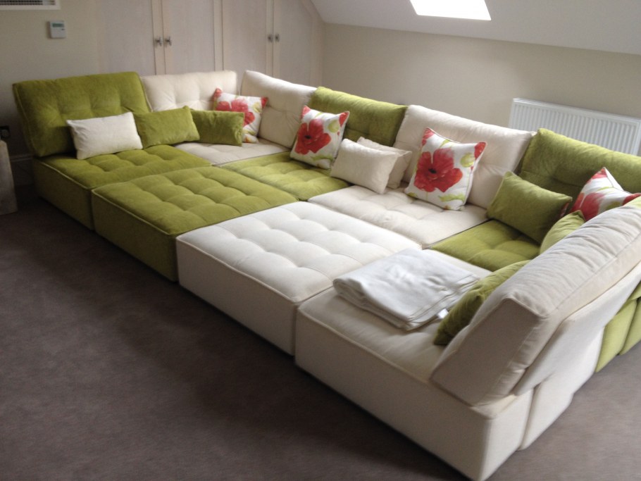 Кровать с подушками в изголовье