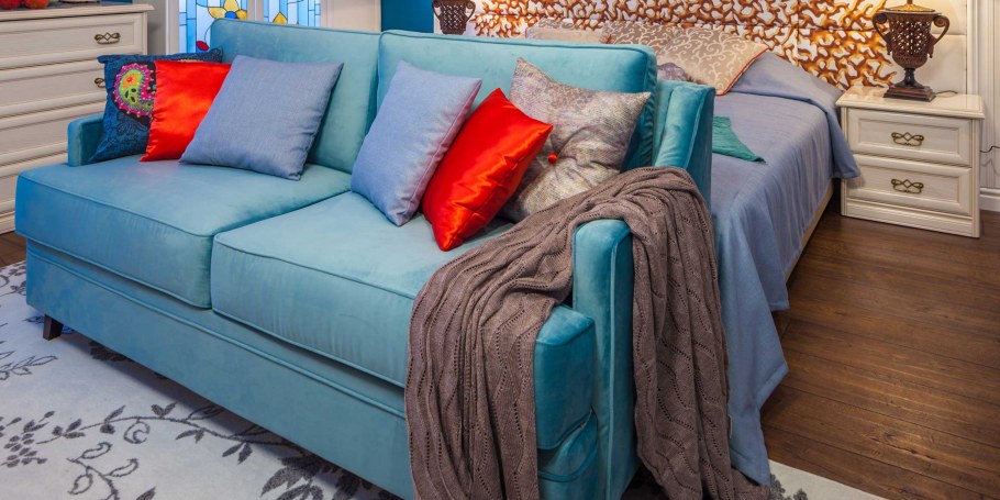 Диван с мягкими подушками