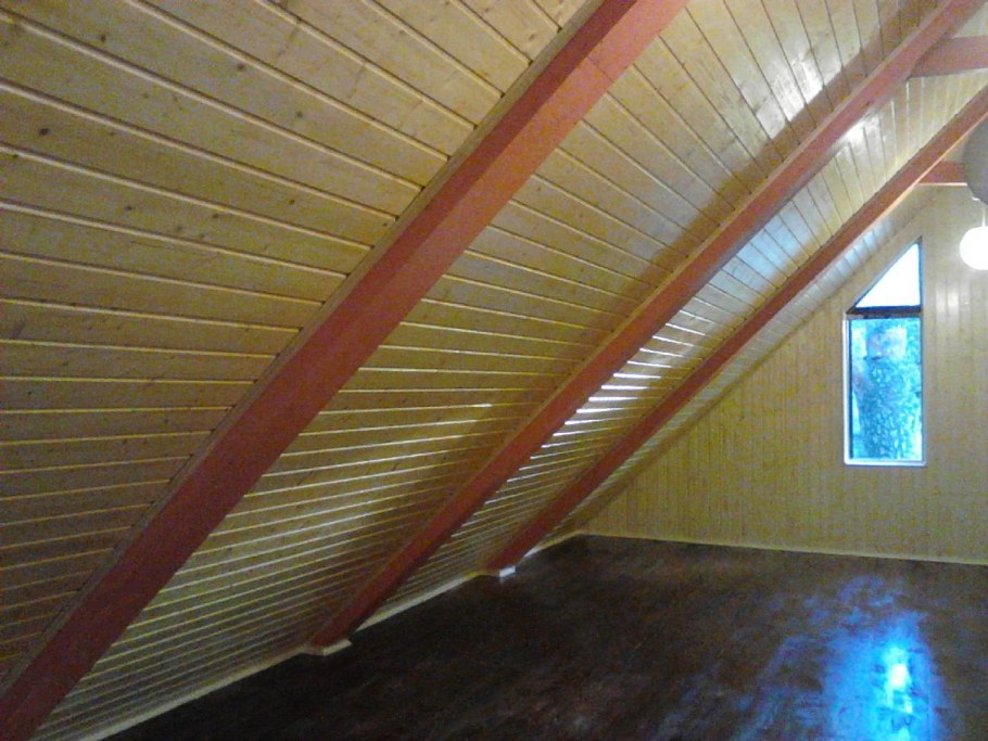 Отделка потолка мансарды вагонкой