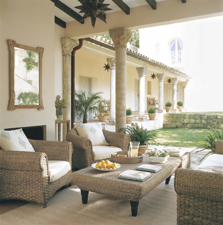Веранда с колоннами в средиземноморском стиле