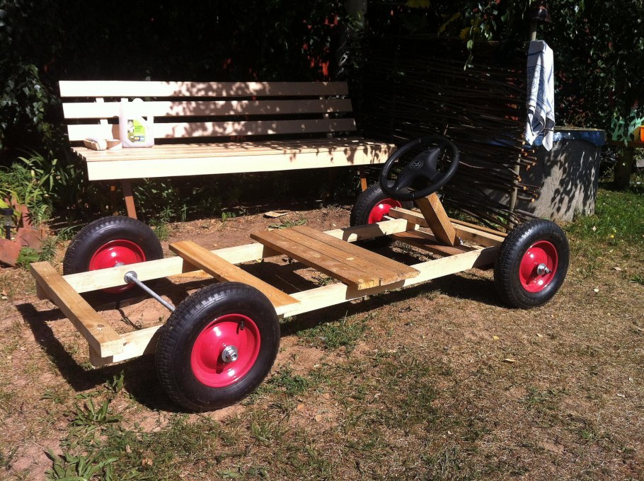 Самодельная деревянная тачка