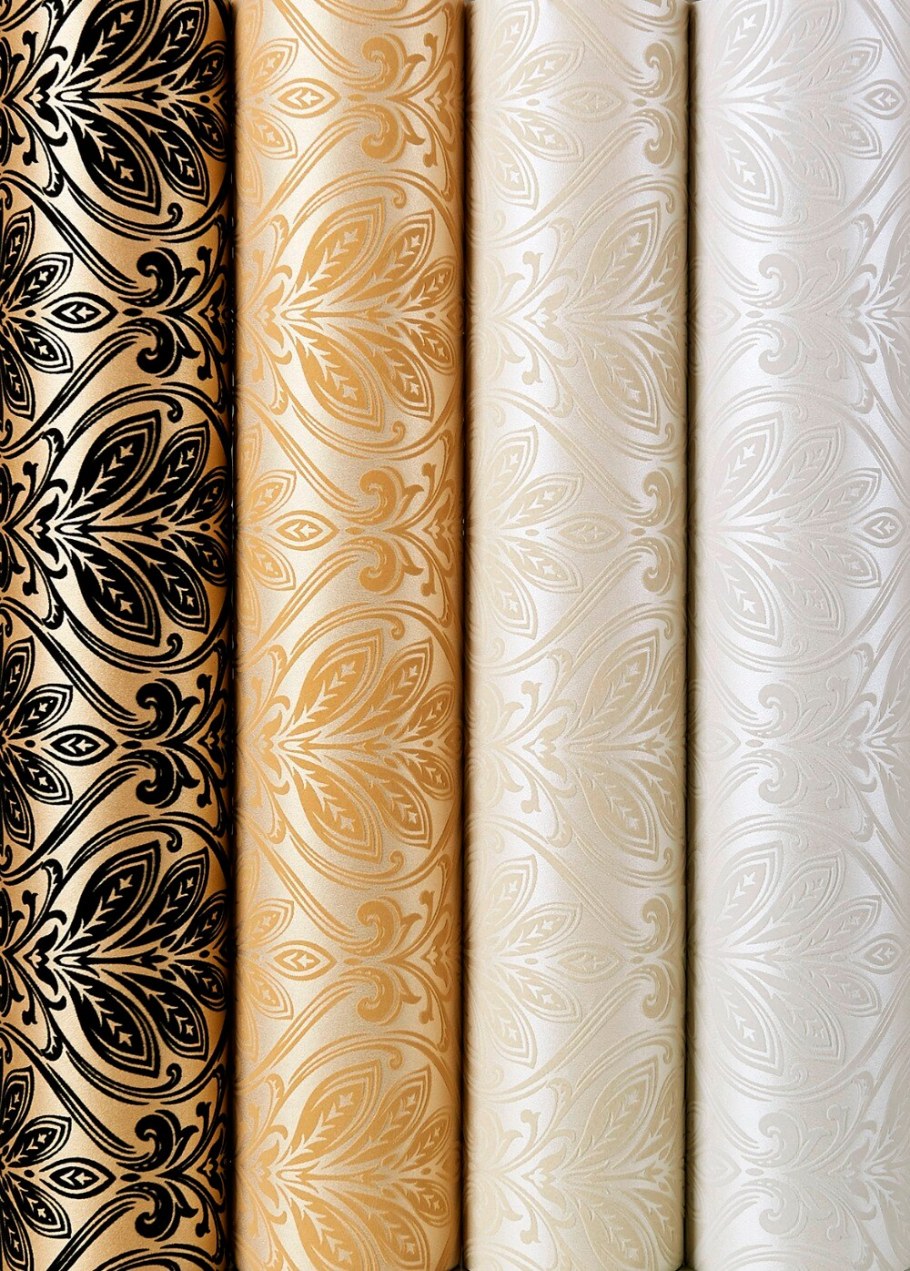 Рулоны обоев золотые