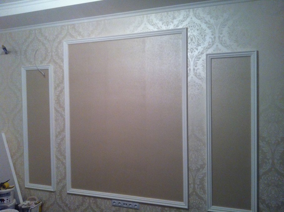 Рамка на стене из багетов