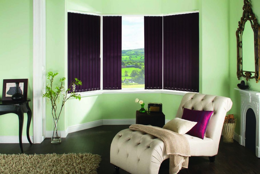 Темная комната с жалюзи