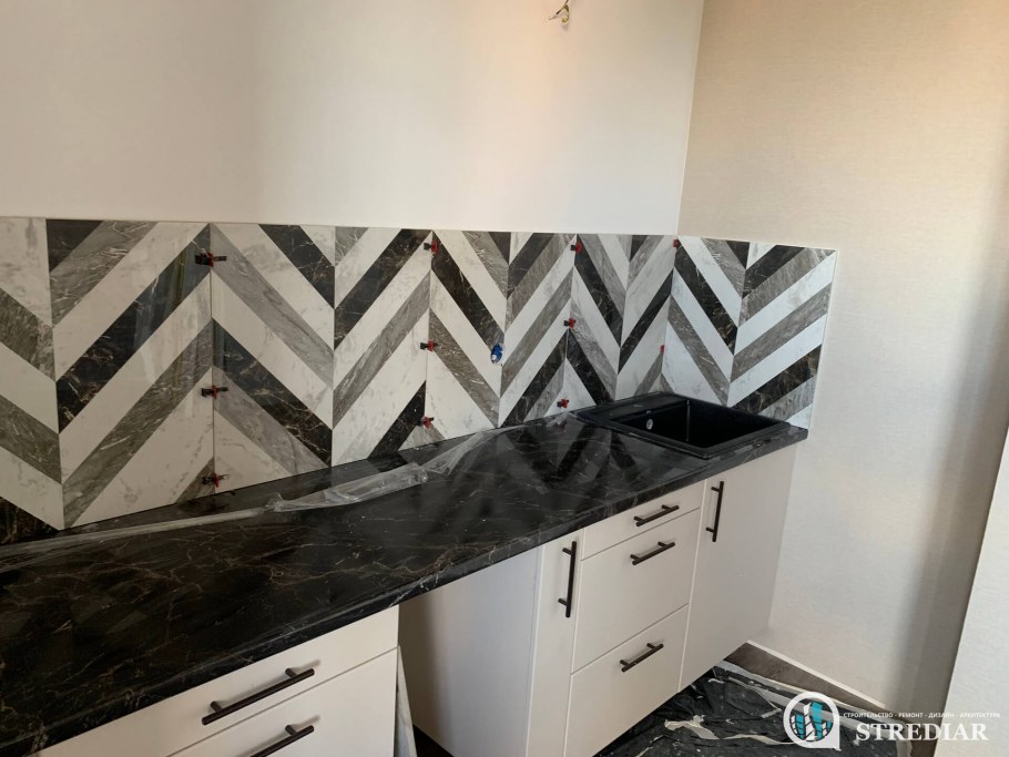 Примыкание столешницы к фартуку из декоративной штукатурки