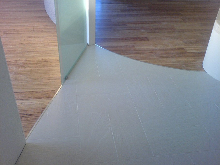 Стык кафеля и ламината