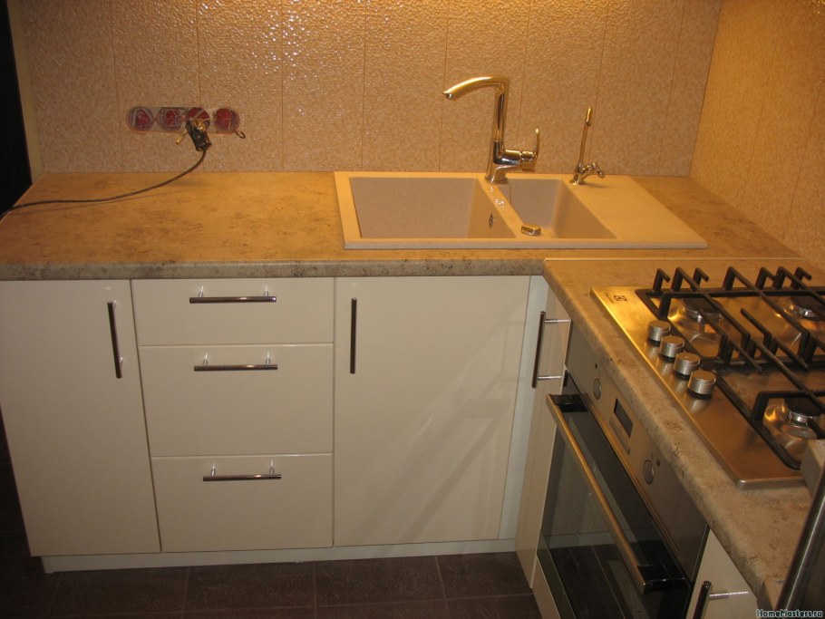 Мойка на стыке столешниц